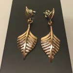 Vikinge Ørehængere i bronze - Skibe Stævn, øreringe, ørehængere, bronze, vikingesmykker, vikingefund, museumssmykker, museums, fund, oldtidsfund, nordiske, mytologi, aser, asatro, ribe, biti, flotte, historiske, kopismykker, originale, ægte, vikingesmykke - ørehængere øreringe skibe i bronze