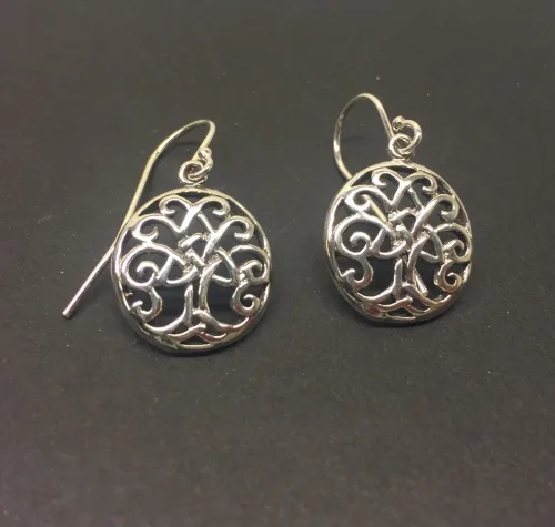 Vikingeøreringe i sølv - Livets træ Yggdrasil med keltisk krone, Vikingeøreringe i sølv - Livets træ Yggdrasil krummelurer, Vikingeøreringe i sølv - Livets træ Yggdrasil rund enkel, Vikingeøreringe i sølv - Livets træ Yggdrasil oval prik, livstræ, livstræet, ask, ygdrasil, yggdrassil, ovale, medaljon, fligran, yndige, feminine, lette, ægte, sølv, øreringe, ørenringe, smukke, kvalitet, specielle, vikinger, vikingesmykker, biti, ribe, freja, ydun, idun,