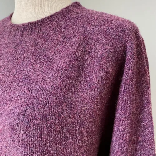 Harley of Scotland Lambswool Pullover - Aubergine, lilla, bordeaux, rødlilla, lynglilla, lyngfarvet, vinrød, til mænd, herre, dame, strik, store størrelser, skotsk, let, tynd, lækker, kvalitet, sweater, overgangs, strik, trøje, strikpullover, ren, uld, lambswool, lammeuld, klassisk, stilig, nobel, biti, ribe,