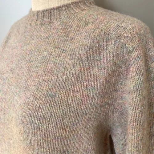 Harley of Scotland – Dame Pullover Lambswool Pastel Mix, perlemor, perlemorsfarver, pastelfarver, lys, grå, lysegrå, meleret, feminin, dæmpet, diskret, smuk, enkel, luksus, klassisk, stilig, sporty, skotsk, pullover, pige, dame, til piger, sweater, striktrøje, biti, ribe