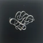Vikingesbroche i sølv - Ribe Broche i Urnesstil "kamp", broche, spænde, nål, smykke, ægte, sterling, sølv, sølvbroche, sølvsmykke, sølvspænde, dragtspænde, vikinger, vikingesmykker, fund, museumssmykker, museums, kopi, kopismykke, udgravninger, vikingefund, gammelt, gamle, guder, ribe, biti, arkæologisk, udgravninger, vikingetiden