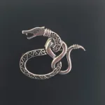 Vikingebroche i sølv - Slange med viklet hale "Midgårdsormen"