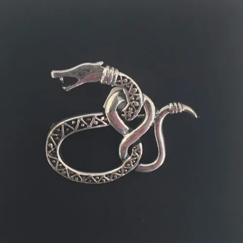 Vikingebroche i sølv - Slange med viklet hale "Midgårdsormen"