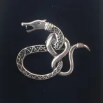 Vikingebroche i sølv - Slange med viklet hale "Midgårdsormen"