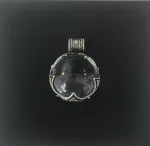 Vikingevedhæng i sølv m. gotlandsk krystal - Rund XL, vikingesmykker, vikingesmykke, ribe, nordisk, mytologi, guder, aser, asatro, vikingefund, fund, sølvskat, middelalder, vikingetid, bjergkrystal, krystalkugle, forstørrelsesglas, gottland, museumssmykker, sølv, ægte, vedhæng, halskæde, original, stort, smukt, amulet, lykkebringende, kopismykke, vikingekopi, biti, ribe , ansgar, dronning, dagmar,