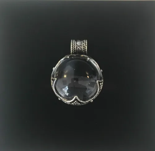 Vikingevedhæng i sølv m. gotlandsk krystal - Rund XL, vikingesmykker, vikingesmykke, ribe, nordisk, mytologi, guder, aser, asatro, vikingefund, fund, sølvskat, middelalder, vikingetid, bjergkrystal, krystalkugle, forstørrelsesglas, gottland, museumssmykker, sølv, ægte, vedhæng, halskæde, original, stort, smukt, amulet, lykkebringende, kopismykke, vikingekopi, biti, ribe , ansgar, dronning, dagmar,