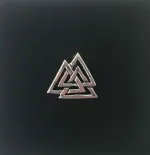 Sølv vedhæng Valknut åben, valknoot, valknude, valknot, amulet, magisk, tre, ni, magisk, stærkt, tegn, symbol, rollespil, vikingetegn, runer, runeskrift, trekanter, trekantet, symbol, tegn, motiv, vikingetid, fund, original, fund, runesten, ribe, museumssmykke, museums, smykke, vehdæhn, sølv, ægte, sterling sølv, biti, ansgar, udgravninger, gaveide, gave
