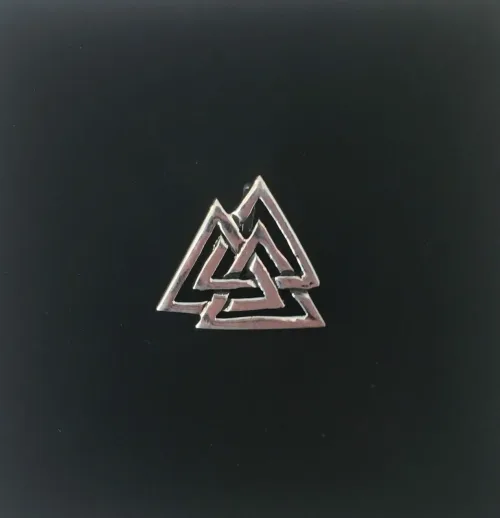 Sølv vedhæng Valknut åben, valknoot, valknude, valknot, amulet, magisk, tre, ni, magisk, stærkt, tegn, symbol, rollespil, vikingetegn, runer, runeskrift, trekanter, trekantet, symbol, tegn, motiv, vikingetid, fund, original, fund, runesten, ribe, museumssmykke, museums, smykke, vehdæhn, sølv, ægte, sterling sølv, biti, ansgar, udgravninger, gaveide, gave