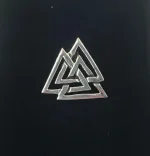 Sølv vedhæng Valknut åben, valknoot, valknude, valknot, amulet, magisk, tre, ni, magisk, stærkt, tegn, symbol, rollespil, vikingetegn, runer, runeskrift, trekanter, trekantet, symbol, tegn, motiv, vikingetid, fund, original, fund, runesten, ribe, museumssmykke, museums, smykke, vehdæhn, sølv, ægte, sterling sølv, biti, ansgar, udgravninger, gaveide, gave