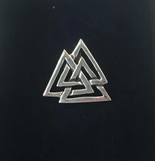Sølv vedhæng Valknut åben, valknoot, valknude, valknot, amulet, magisk, tre, ni, magisk, stærkt, tegn, symbol, rollespil, vikingetegn, runer, runeskrift, trekanter, trekantet, symbol, tegn, motiv, vikingetid, fund, original, fund, runesten, ribe, museumssmykke, museums, smykke, vehdæhn, sølv, ægte, sterling sølv, biti, ansgar, udgravninger, gaveide, gave