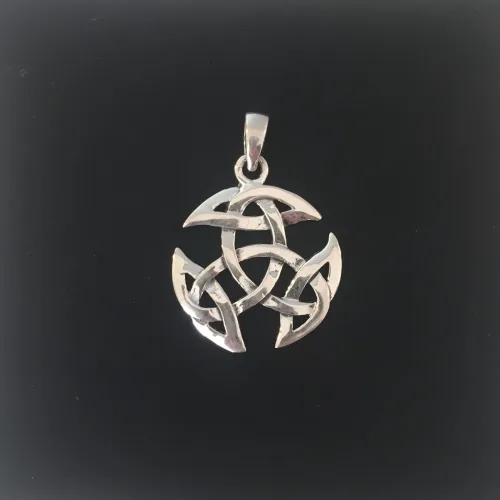 Vikingevedhæng i sølv - Det kosmiske hjul ekstra stort, Vikingevedhæng i sølv - Det kosmiske hjul stort, Vikingevedhæng i sølv - Det kosmiske hjul mellem. Vikingevedhæng i sølv - Det kosmiske hjul lille, kosmisk hjul, evighed, uendelighed, magiske tal tre, magisk 3, keltisk, vikingetid, vikingesmykke, vikingevedhæng, vikingefund, amulet, beskyttelse, lykkebringer, sølv, ægte, sterling, sølvsmykke, sølvvedhæng, museumssmykke, museums, kopi, kopismykker, fund, ribe, biti