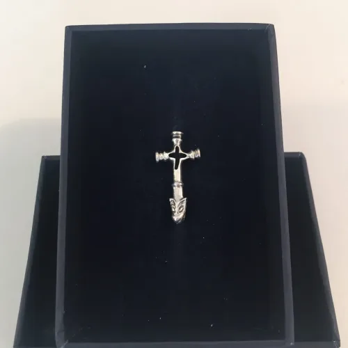 Vedhæng i sølv Islandsk Kors lille, kingevedhæng i sølv - Islandsk Kors med Fenris lille, ulvekors, det islandske kors, fenris, fenrisulven, ulv, loke, aser, asgaard, ragnarok, odin, kors, vikingekors, vikingesmykker, vikingefund, kopi, original, ægte, sølvkors, sølvvedhæng, museums, museumssmykker, museumsvedhæng, ribe, biti