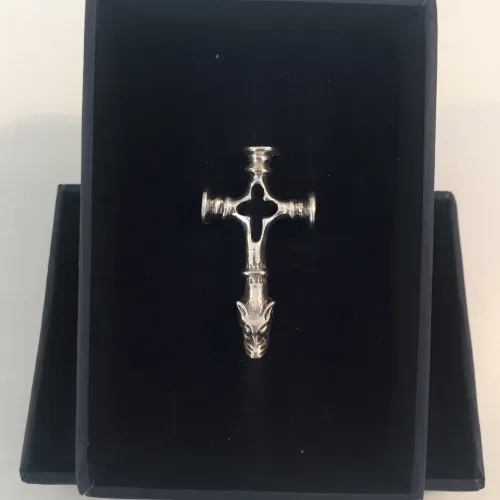 Vedhæng i sølv - Islandsk Kors stort, Vikingevedhæng i sølv - Islandsk Kors med Fenris stort, ulvekors, fenris, fenrisulv, aser, asatro, fabeldyr, midgård, asgård, jætter, nordisk, mytologi, fund, original, kopi, museumssmykker, kors, kristne, vikinger, ansgar, harald, blåtand, ribe, biti