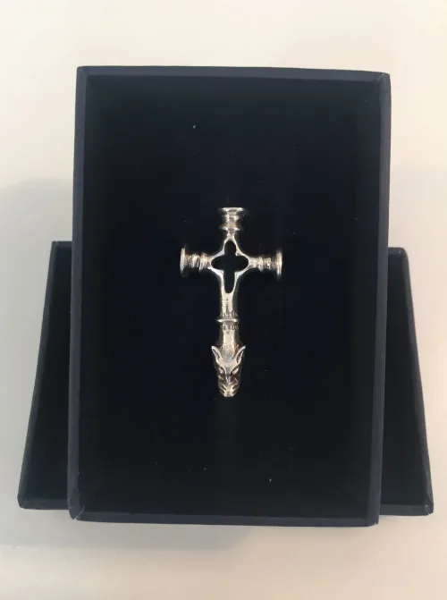 Vedhæng i sølv - Islandsk Kors stort, Vikingevedhæng i sølv - Islandsk Kors med Fenris stort, ulvekors, fenris, fenrisulv, aser, asatro, fabeldyr, midgård, asgård, jætter, nordisk, mytologi, fund, original, kopi, museumssmykker, kors, kristne, vikinger, ansgar, harald, blåtand, ribe, biti