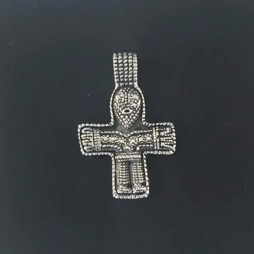 Vedhæng i sølv Vikinge kors med Kristus, kristus, jesus, kors, vikingekors, vikingevedhæng, vikingesmykker, kristendom, dåbsgave, dåbskors, sølvkors, ægte, sterling sølv, oprindeligt, original, kopi, gammelt, fund, vikingefund, museumssmykker, museums, ribe, biti,