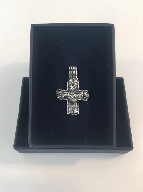 Vedhæng i sølv Vikinge kors med Kristus, kristus, jesus, kors, vikingekors, vikingevedhæng, vikingesmykker, kristendom, dåbsgave, dåbskors, sølvkors, ægte, sterling sølv, oprindeligt, original, kopi, gammelt, fund, vikingefund, museumssmykker, museums, ribe, biti,