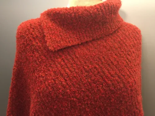 Bouclé Poncho i Uld/silke - Rustrød - , fnuglet, silke, uld, slag, cape, kappe, varm, sjælevarmer, smart, fest, lun, skuldrene, ældre, fryser, dame, gave, kørestol, biti, ribe, ulden, strikket, let, blød, kradser ikke, stola, tørklæde, å poncho uld