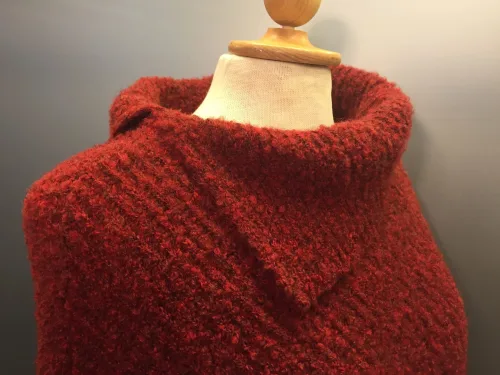 Bouclé Poncho i Uld/silke - Rustrød - , fnuglet, silke, uld, slag, cape, kappe, varm, sjælevarmer, smart, fest, lun, skuldrene, ældre, fryser, dame, gave, kørestol, biti, ribe, ulden, strikket, let, blød, kradser ikke, stola, tørklæde, å poncho uld