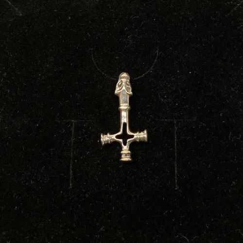 Vedhæng i sølv Islandsk Kors lille, kingevedhæng i sølv - Islandsk Kors med Fenris lille, ulvekors, det islandske kors, fenris, fenrisulven, ulv, loke, aser, asgaard, ragnarok, odin, kors, vikingekors, vikingesmykker, vikingefund, kopi, original, ægte, sølvkors, sølvvedhæng, museums, museumssmykker, museumsvedhæng, ribe, biti