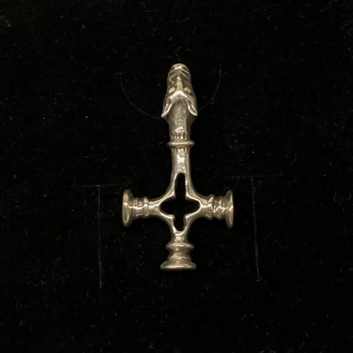 Vedhæng i sølv - Islandsk Kors stort, Vikingevedhæng i sølv - Islandsk Kors med Fenris stort, ulvekors, fenris, fenrisulv, aser, asatro, fabeldyr, midgård, asgård, jætter, nordisk, mytologi, fund, original, kopi, museumssmykker, kors, kristne, vikinger, ansgar, harald, blåtand, ribe, biti