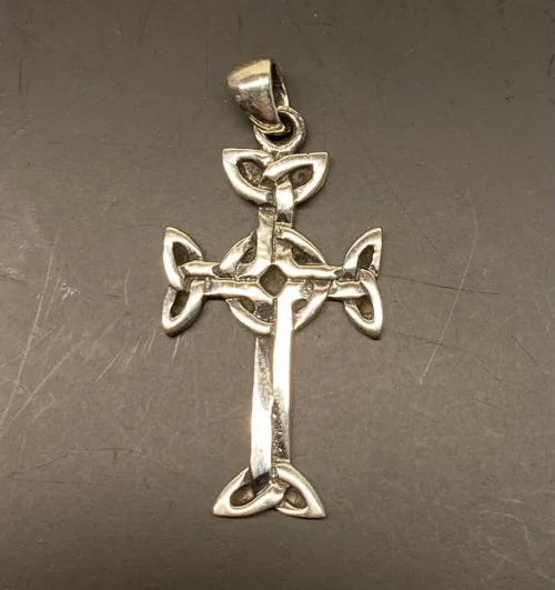 Vedhæng i sølv Lendalfoot Kors, np, 06-346-2, evighed, uendelighed, kors, sølvkors, vikingekors, vikinger, vikingetid, keltertid, keltisk mønster, fund, sølvkors, sølvvedhæng, ægte, original, oprindelig, gammelt, kopi, kopismykke, museumssmykke, ribe, biti
