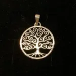 Vikingevedhæng i sølv - Livets træ Yggdrasil med snirklet krone,328-15 Vikingevedhæng i sølv - Livets træ Yggdrasil med snirklet krone - flad, livstræ, livstræet, feminint, smukt, enkelt, stilligt, originalt, ægte, sterling sølv, sølv, sølvsmykke, vikingesmykker, vikinger, vikingesmykke, vikingevedhæng, vikingetid, nordiske guder, nordisk tro, mytologi, aser, asatro, asettro, museumssmykker, museums, smykker, fund, kopismykke, kopismykker, biti, ribe, ansgar, dagmar, vadehavet, ældste, middelalder