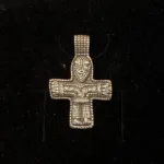 Vedhæng i sølv Vikinge kors med Kristus, kristus, jesus, kors, vikingekors, vikingevedhæng, vikingesmykker, kristendom, dåbsgave, dåbskors, sølvkors, ægte, sterling sølv, oprindeligt, original, kopi, gammelt, fund, vikingefund, museumssmykker, museums, ribe, biti,