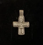 Vedhæng i sølv Vikinge kors med Kristus, kristus, jesus, kors, vikingekors, vikingevedhæng, vikingesmykker, kristendom, dåbsgave, dåbskors, sølvkors, ægte, sterling sølv, oprindeligt, original, kopi, gammelt, fund, vikingefund, museumssmykker, museums, ribe, biti,