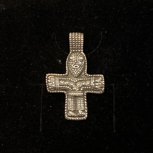 Vedhæng i sølv Vikinge kors med Kristus, kristus, jesus, kors, vikingekors, vikingevedhæng, vikingesmykker, kristendom, dåbsgave, dåbskors, sølvkors, ægte, sterling sølv, oprindeligt, original, kopi, gammelt, fund, vikingefund, museumssmykker, museums, ribe, biti,