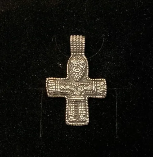 Vedhæng i sølv Vikinge kors med Kristus, kristus, jesus, kors, vikingekors, vikingevedhæng, vikingesmykker, kristendom, dåbsgave, dåbskors, sølvkors, ægte, sterling sølv, oprindeligt, original, kopi, gammelt, fund, vikingefund, museumssmykker, museums, ribe, biti,