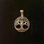 Vedhæng i sølv Livets træ Yggdrasil med hjerter. livstræ, livstræet, ask, ygdrasil, yggdrasil, yggdrassil, nordisk mytologi, nordiske guder, aser, asatro, freja, thor, odin, frej, loke, asgård, udgård, midgård, gamle guder, vikinge, symbol, kærlighed, hjerte, amulet, sølv, sølvvedhæng, sterling sølv, ægte sølv, flot, kvalitet, ribe, biti, vadehavet, nationalpark, thyr, frigg, mimers brønd, hugin, munin, odins ravne