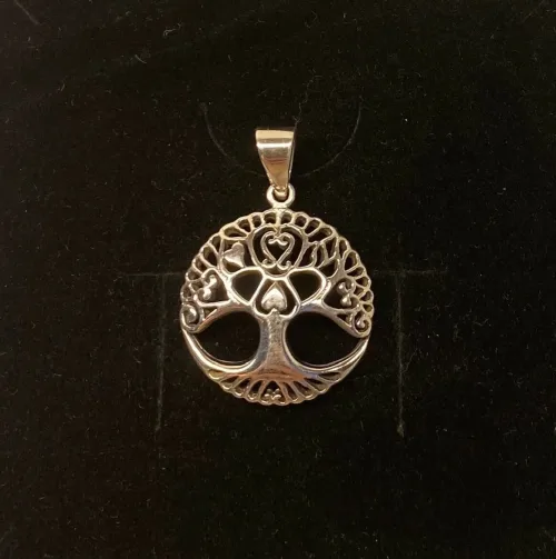 Vedhæng i sølv Livets træ Yggdrasil med hjerter. livstræ, livstræet, ask, ygdrasil, yggdrasil, yggdrassil, nordisk mytologi, nordiske guder, aser, asatro, freja, thor, odin, frej, loke, asgård, udgård, midgård, gamle guder, vikinge, symbol, kærlighed, hjerte, amulet, sølv, sølvvedhæng, sterling sølv, ægte sølv, flot, kvalitet, ribe, biti, vadehavet, nationalpark, thyr, frigg, mimers brønd, hugin, munin, odins ravne