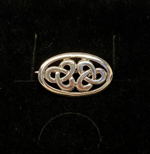 vikinge broche i sølv keltisk lille oval, broche, vikingesmykker, vikinger, vikingetiden, keltisk, gamle, guder, mytologi, nordisk, fund, original, ægte, sølv, smykker, museumssmykker, evighed, fund, udgravninger, smuk, symbolik, biti, ribe