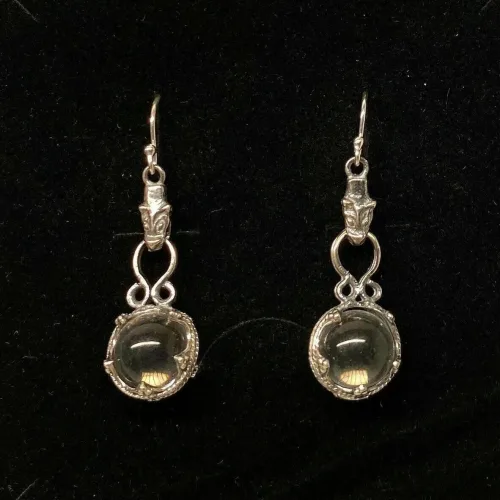 Vikingeørehængere i sølv - Gotlandsk krystal med Fenris stor, museumssmykker, vikingesmykker, fenrisulven, fenris, ulv, krystal, bjergkrystal, gotlandsk, vikinger, vikingefund, kopi, nordiske smykker, ørehængere, sølv øreringe, ægte sølv, sterling sølv, ragnarok, smykker med ulve, lange, sølv ørehængere, aser, asatro, mytologi, biti,ribe