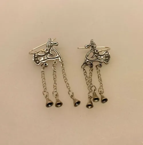 Vikingeøreringe i sølv - Odins hest Sleipner, hest, vikingehest, vikingesmykker, vikingeøreringe, vikinger, vikingetiden, vikingefund, museumssmykker, museums, hængeøreringe, odins hest, kopi, kopismykker,nordisk mytologi, nordiske smykker, nordiske guder, gammel, gamle, aser, asatro, Ribe, Biti, vadehavet, danske, historiske smykker,