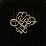 Vikingesbroche i sølv - Ribe Broche i Urnesstil "kamp", broche, spænde, nål, smykke, ægte, sterling, sølv, sølvbroche, sølvsmykke, sølvspænde, dragtspænde, vikinger, vikingesmykker, fund, museumssmykker, museums, kopi, kopismykke, udgravninger, vikingefund, gammelt, gamle, guder, ribe, biti, arkæologisk, udgravninger, vikingetiden