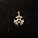 Vikingevedhæng i sølv - Det kosmiske hjul lille, kosmisk hjul, evighed, uendelighed, magiske tal tre, magisk 3, keltisk, vikingetid, vikingesmykke, vikingevedhæng, vikingefund, amulet, beskyttelse, lykkebringer, sølv, ægte, sterling, sølvsmykke, sølvvedhæng, museumssmykke, museums, kopi, kopismykker, fund, ribe, biti