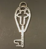 Vikingevedhæng i sølv - Nøglen til Himmeriget med kors, kristent, amulet, ammulet, lykkebringende, beskyttende, beskyttelse, himmelnøgle, nøgle til himlen, vikingesmykker, vikingefund, museumssmykker, museums, kopi, vikingekopi, kopismykker, kristne vikinger, ribe, biti, dansk