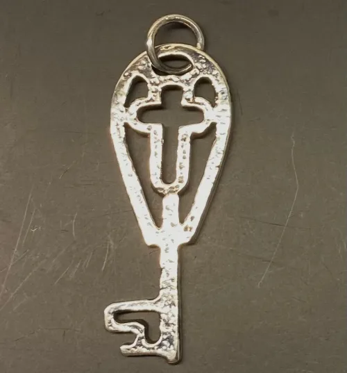 Vikingevedhæng i sølv - Nøglen til Himmeriget med kors, kristent, amulet, ammulet, lykkebringende, beskyttende, beskyttelse, himmelnøgle, nøgle til himlen, vikingesmykker, vikingefund, museumssmykker, museums, kopi, vikingekopi, kopismykker, kristne vikinger, ribe, biti, dansk