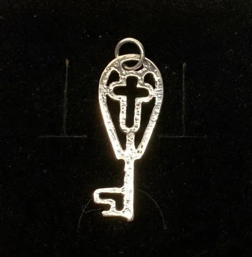 Vikingevedhæng i sølv - Nøglen til Himmeriget med kors, kristent, amulet, ammulet, lykkebringende, beskyttende, beskyttelse, himmelnøgle, nøgle til himlen, vikingesmykker, vikingefund, museumssmykker, museums, kopi, vikingekopi, kopismykker, kristne vikinger, ribe, biti, dansk