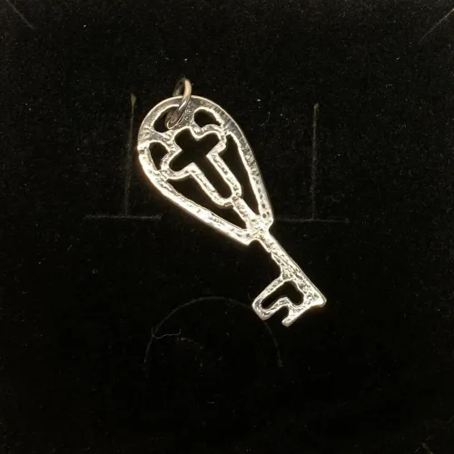 Vikingevedhæng i sølv - Nøglen til Himmeriget med kors, kristent, amulet, ammulet, lykkebringende, beskyttende, beskyttelse, himmelnøgle, nøgle til himlen, vikingesmykker, vikingefund, museumssmykker, museums, kopi, vikingekopi, kopismykker, kristne vikinger, ribe, biti, dansk