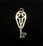 Vikingevedhæng i sølv - Nøglen til Himmeriget med kors, kristent, amulet, ammulet, lykkebringende, beskyttende, beskyttelse, himmelnøgle, nøgle til himlen, vikingesmykker, vikingefund, museumssmykker, museums, kopi, vikingekopi, kopismykker, kristne vikinger, ribe, biti, dansk