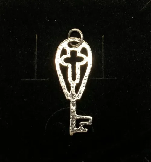 Vikingevedhæng i sølv - Nøglen til Himmeriget med kors, kristent, amulet, ammulet, lykkebringende, beskyttende, beskyttelse, himmelnøgle, nøgle til himlen, vikingesmykker, vikingefund, museumssmykker, museums, kopi, vikingekopi, kopismykker, kristne vikinger, ribe, biti, dansk
