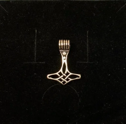 Vikingevedhæng i sølv Thorshammer med åbent keltisk flet, mjølner, thor, thors hammer, smykke, vikingesmykker, vikingevedhæng, sølvsmykke, sølvvedhæng, ægte, sterling sølv, vikingesmykker, vikingefund, museumssmykker, kopi, vikingekopi, kopismykker, vikingefund, nordisk, nordisk mytologi, aser, asatro, asgård, udgård, midgård, thyr, freja, loke, odin, frigg, sif, ribe, biti