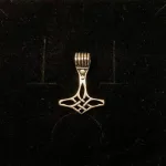 Vikingevedhæng i sølv Thorshammer med åbent keltisk flet, mjølner, thor, thors hammer, smykke, vikingesmykker, vikingevedhæng, sølvsmykke, sølvvedhæng, ægte, sterling sølv, vikingesmykker, vikingefund, museumssmykker, kopi, vikingekopi, kopismykker, vikingefund, nordisk, nordisk mytologi, aser, asatro, asgård, udgård, midgård, thyr, freja, loke, odin, frigg, sif, ribe, biti