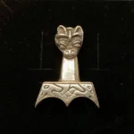 Vikingevedhæng i sølv - Thorshammer med dragehoved, drage, mjølner, thor, odin, aser, asatro, nordisk, mytologi, myter, gammel, vikinger, vikingetid, vikingesmykker, vikingetro, sølvvedhæng, ægte, sølv, sølvsmykke, kopi, museums, museumssmykker, kopier, ribe, biti