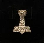 Vikingevedhæng i sølv - Thorshammer med dragehoved, vikinger, vikingetid, vikingesmykker, aser, thor, mjølner, thors hammer, sølvsmykke, sølvvedhæng, kopi, fund, museums, museumssmykker, kopi, kopismykke, ægte, sølv, sterling sølv, flot, stor, billig, kvalitet, sej, midgård, asgård, udgård, nordisk, mytologi, myter, gammel, tro, asatro, ribe, biti