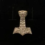 Vikingevedhæng i sølv - Thorshammer med dragehoved, vikinger, vikingetid, vikingesmykker, aser, thor, mjølner, thors hammer, sølvsmykke, sølvvedhæng, kopi, fund, museums, museumssmykker, kopi, kopismykke, ægte, sølv, sterling sølv, flot, stor, billig, kvalitet, sej, midgård, asgård, udgård, nordisk, mytologi, myter, gammel, tro, asatro, ribe, biti