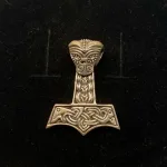 Vikingevedhæng i sølv - Thorshammer med dragehoved, vikinger, vikingetid, vikingesmykker, aser, thor, mjølner, thors hammer, sølvsmykke, sølvvedhæng, kopi, fund, museums, museumssmykker, kopi, kopismykke, ægte, sølv, sterling sølv, flot, stor, billig, kvalitet, sej, midgård, asgård, udgård, nordisk, mytologi, myter, gammel, tro, asatro, ribe, biti