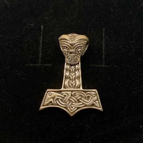 Vikingevedhæng i sølv - Thorshammer med dragehoved, vikinger, vikingetid, vikingesmykker, aser, thor, mjølner, thors hammer, sølvsmykke, sølvvedhæng, kopi, fund, museums, museumssmykker, kopi, kopismykke, ægte, sølv, sterling sølv, flot, stor, billig, kvalitet, sej, midgård, asgård, udgård, nordisk, mytologi, myter, gammel, tro, asatro, ribe, biti